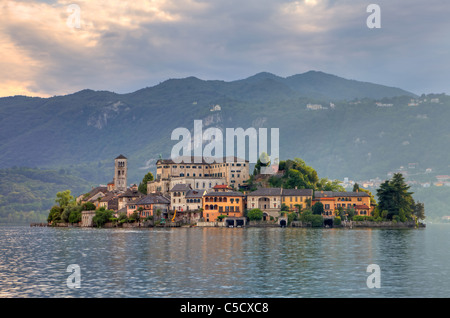 L'isola di San Giulio sul Lago d'Orta di sera sun Foto Stock