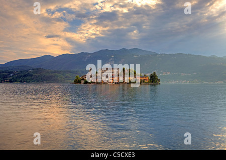 L'isola di San Giulio sul Lago d'Orta di sera sun Foto Stock