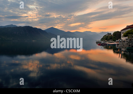 La vista sul lago e la sera al tramonto Foto Stock