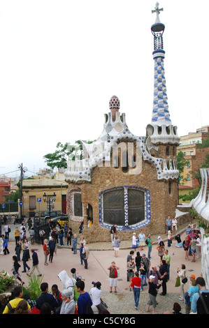 Vista dal Parc Guell con la gate house e la torre Catalogna Spagna Foto Stock