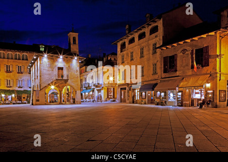 Orta e la piazza della Motta con la comunitá Palazotto nella notte Foto Stock