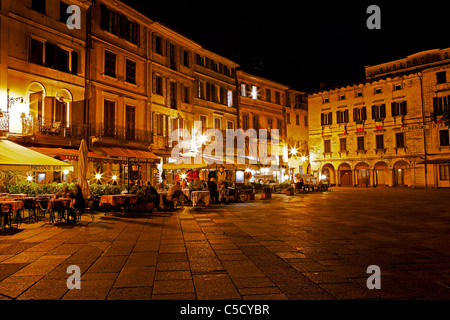 Orta e la piazza della Motta con la comunitá Palazotto nella notte Foto Stock