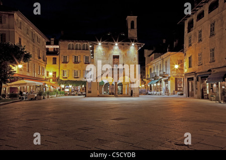 Orta e la piazza della Motta con la comunitá Palazotto nella notte Foto Stock