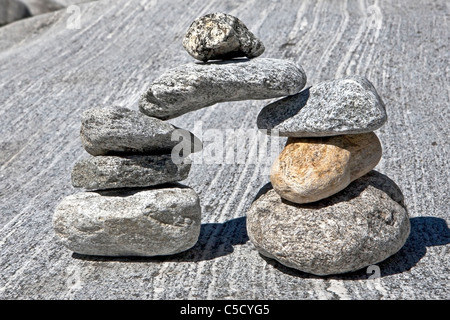 Una torre di blocchi da Maggia, un fiume in Vallmaggia, Ticino Foto Stock