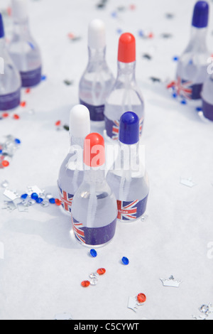Immagine ravvicinata di bottiglie di forma bolle di partito con union jack flag sulla parte anteriore Foto Stock