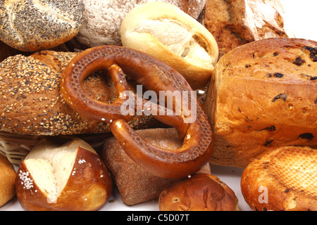 Vari tipi di pane fresco e panini e focaccine Foto Stock