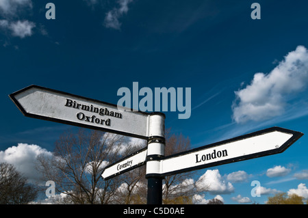 Una banca Canale di Beagle signpost Braunston al bivio dove il Grand Union e Oxford canali soddisfano, Braunston, Northamptonshire, Inghilterra Foto Stock