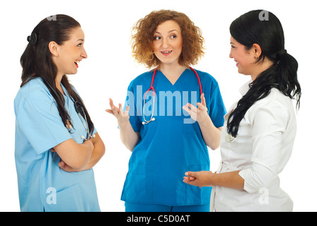 Tre medici donne aventi conversazione felice isolato su sfondo bianco Foto Stock