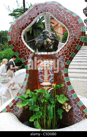 Mosaico scultura al Parc Guell Barcellona Spagna Foto Stock