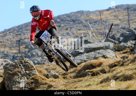 Un mountain biker gare in discesa alla Glencoe Mountain Resort nelle Highlands Scozzesi. Foto Stock