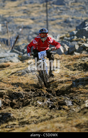 Un mountain biker gare in discesa alla Glencoe Mountain Resort nelle Highlands Scozzesi. Foto Stock