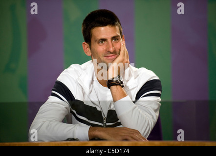 Novak Djokovic (SRB) assiste ad una conferenza stampa durante il 2011 Wimbledon Tennis Championships Foto Stock