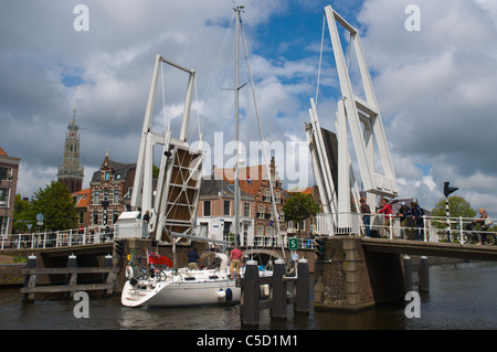 Yacht passando attraverso elevati ponte Gravestenenbrug città di Haarlem Paesi Bassi Europa Foto Stock