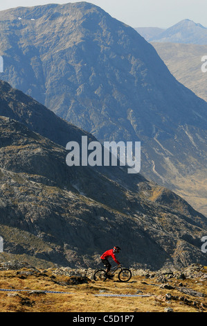 Un mountain biker gare in discesa alla Glencoe Mountain Resort nelle Highlands Scozzesi. Foto Stock