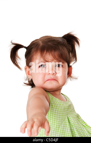 Carino baby toddler giovane bambina con molto triste espressione faccia raggiungere fuori per aiutare, isolata. Foto Stock