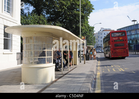 In art deco in stile progettato pensiline nel centro città di Brighton Regno Unito Foto Stock