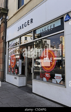 Jaeger womens fashion shop con vendita segni nella finestra centro città di Brighton Regno Unito Foto Stock