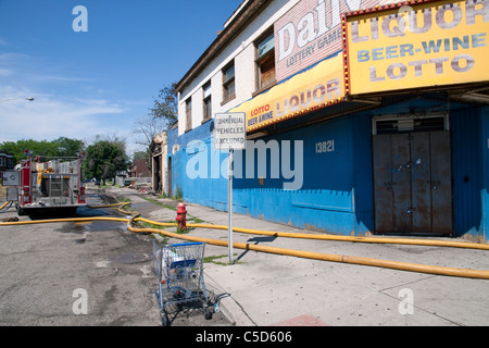 Incendio doloso incendi postumi di vacante in edifici commerciali in Highland Park vicino a Detroit Michigan STATI UNITI Foto Stock