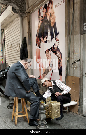 Istanbul Istiklal Caddesi Beyoglu shopping street trimestre shine boy Billboard Foto Stock