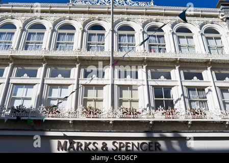 La parte anteriore della Marks & Spencer store nel vecchio edificio in St Peter Port Guernsey Isole del Canale della Manica UK Foto Stock