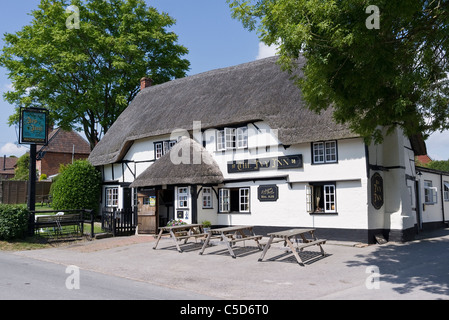 L'Edera inn un pub con il tetto di paglia in Heddington Wiltshire, Inghilterra UK UE Foto Stock