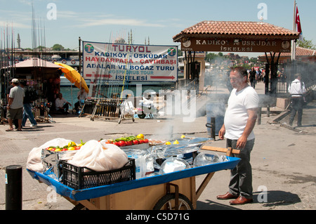 Ristorante Terrazza barche Golden Horn bridge waterfront vendono hot sgombro pesce panini balik ekmek Foto Stock