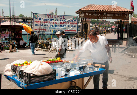 Ristorante Terrazza barche Golden Horn bridge waterfront vendono hot sgombro pesce panini balik ekmek Foto Stock