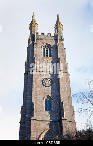 Chiesa Parrocchiale di San Pancras nella neve (dettaglio torre dell'orologio), Widecombe nel Moro, Dartmoor, Devon, Inghilterra, Gran Bretagna Foto Stock