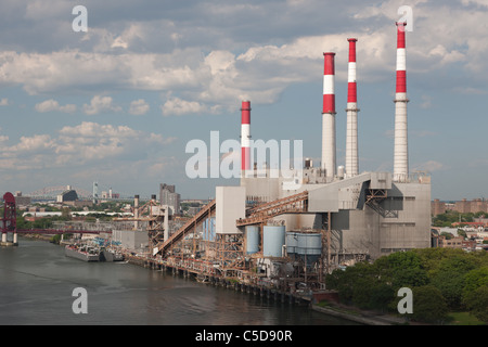 La TransCanada Ravenswood stazione di generazione a est fiume nella città di Long Island, Queens. Foto Stock