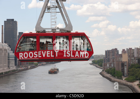 Il Roosevelt Island Tram incrocia l'East River a capo di Manhattan a New York City. Foto Stock