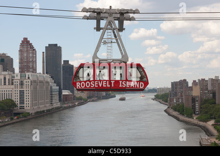 Il Roosevelt Island Tram incrocia l'East River a capo di Manhattan a New York City. Foto Stock