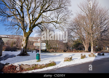 Widecombe nel Moro con neve d'inverno, Dartmoor, Devon, Inghilterra, Regno Unito Foto Stock