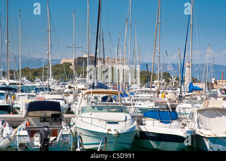 Barche e yacht in Antibes Marina con castello dietro, Antibes e Costa Azzurra, Francia Foto Stock