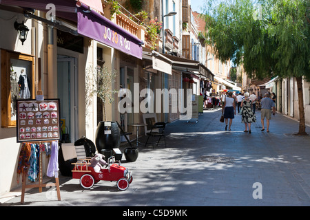 Estate street scene di Antibes, in Costa Azzurra, Francia Foto Stock