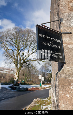 Sextons Cottage and Church House (dettaglio del segno), Widecombe in the Moor, Dartmoor, Devon, Inghilterra, Regno Unito Foto Stock