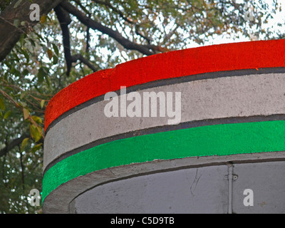 Indian Bandiera Tricolore dipinto sul parapetto, Concept Foto Stock