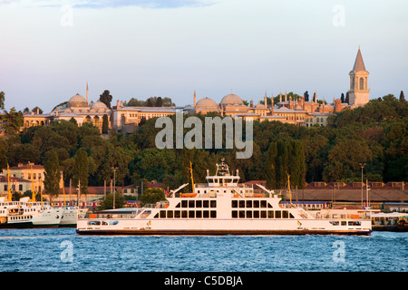 Tramonto al Palazzo Topkapi una residenza dei sultani ottomani, vista dal Corno d'oro ad Istanbul in Turchia Foto Stock