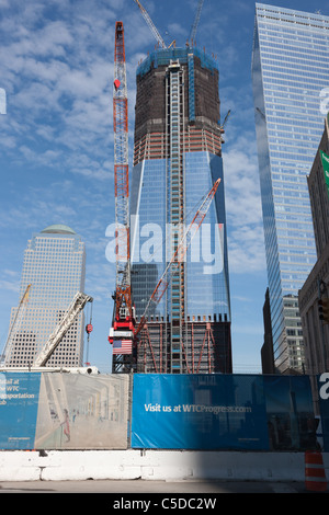 La risalita di One World Trade Center e la costruzione di gru presso il cantiere per la costruzione della città di New York. Foto Stock