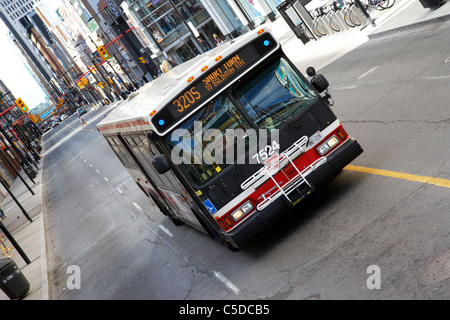 Toronto transit system ttc bus con bicicletta anteriore guida rack lungo yonge street ontario canada Foto Stock