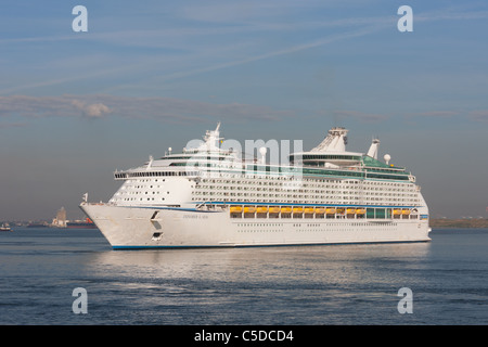 Royal Caribbean nave da crociera Explorer dei mari nel porto di New York. Foto Stock