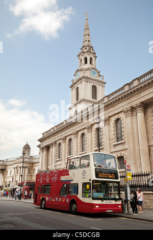 Un 'Original Tour' London bus, a St Martin nel campo Chiesa, Trafalgar Square, London REGNO UNITO Foto Stock