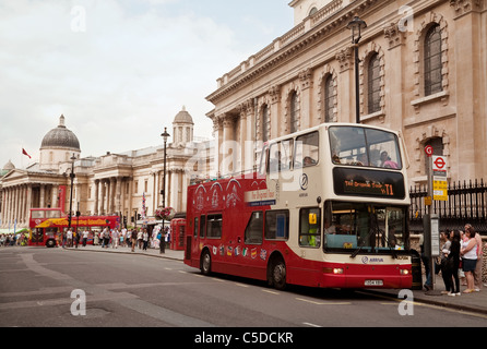 "Original Tour' London bus a St Martin nel campo Chiesa, Trafalgar Square, London REGNO UNITO Foto Stock