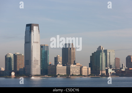 La Goldman Sachs e torre orologio Colgate-Palmolive insieme ad altri edifici dello skyline della città di Jersey, New Jersey. Foto Stock