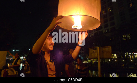 Thailandia Chiang Mai. Loi krathong festa delle lanterne. Illuminazione e lanterne di lancio verso il cielo. Foto Stock