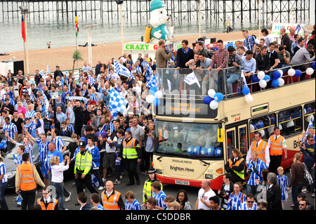 Brighton e Hove Albion sul loro lega 1 titolo bus Victory Parade lungo la Brighton Seafront Foto Stock