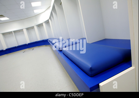 Blu e bianco i colori all'interno di Brighton e Hove Albion home spogliatoio al Amex Stadium Foto Stock