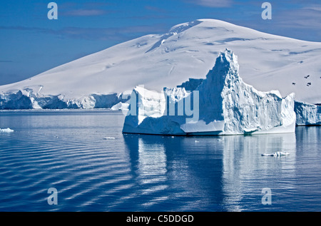 Iceberg nella convergenza della Lemaire Channel e lo stretto di Gerlache, Penisola Antartica Foto Stock