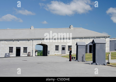 In Ontario, Canada, Kingston. Fort Henry, National Historic Site, l'UNESCO. Rievocazione storica i soldati in vendemmia 1867 uniformi. Foto Stock