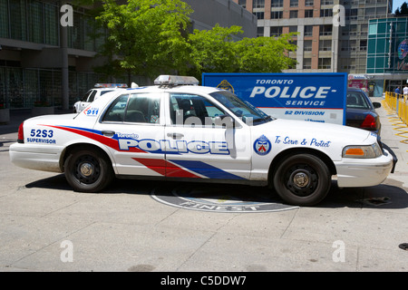 Toronto squadra di polizia auto al di fuori della stazione di polizia nel centro cittadino di Toronto Ontario Canada Foto Stock