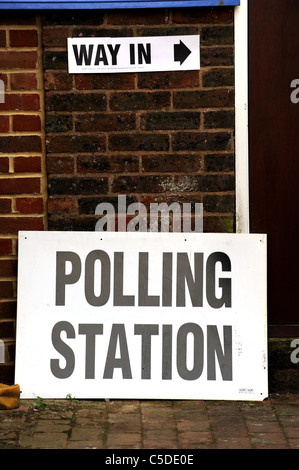 Consiglio locale Elezioni 2011- una stazione di polling firmare al di fuori di una scuola di Brighton Foto Stock